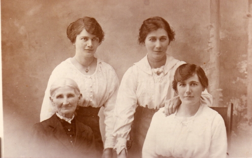 1920 Sarah Fisher and daughters 027.jpg