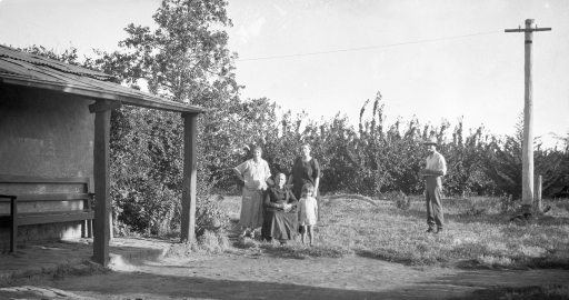 1924 Gran Farrell with daughters Nell, Kate and son Robert BB131.jpg