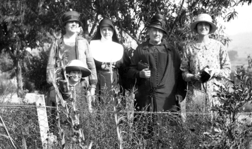 1927 11 05  Gran Farrell and Relatives SN BB021.jpg