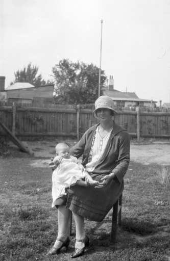 1927 11 Bob as a baby with Nana Farrell SN BB118.jpg