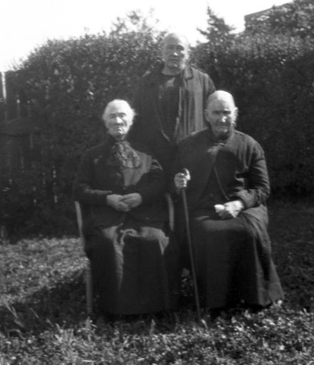 1930 10 Gran Farrell and sisters Ellen and Mary BB146.jpg