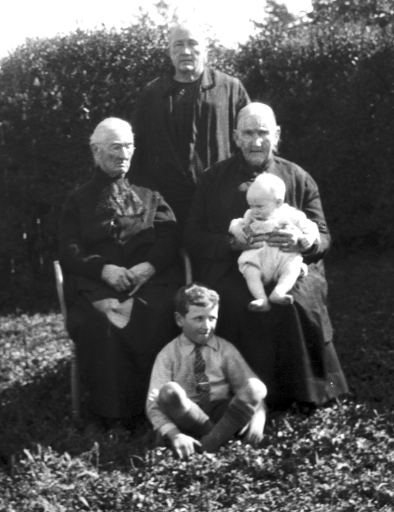 1930 10 Gran Farrell and sisters Ellen and Mary and Barry children BB149.jpg