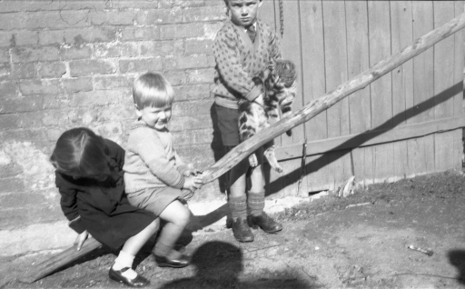 1933 Bob Jim and Margaret SN BB080.jpg