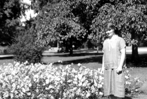 1935 Helen in Cook Park SP BB182.jpg