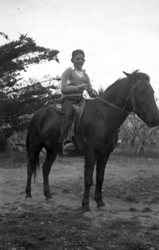 1937 Cousin John Butler visiting Emmaville SN BB090.jpg
