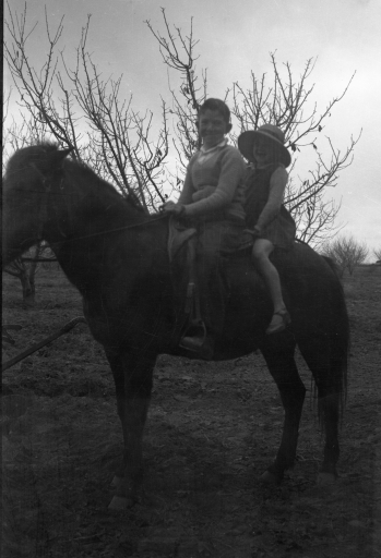 1937 Margaret on horse with John Butler SN BB093.jpg