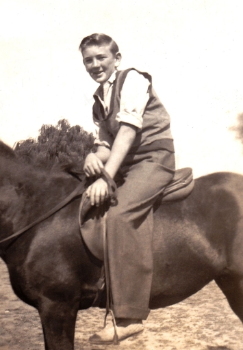 1946 Terry Farrell cousin.jpg