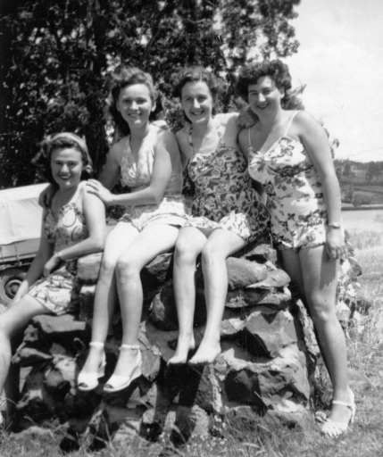 1953 01 Scanned Pictures BB184 Margs friends 1952 incl. Gwen Murray.jpg