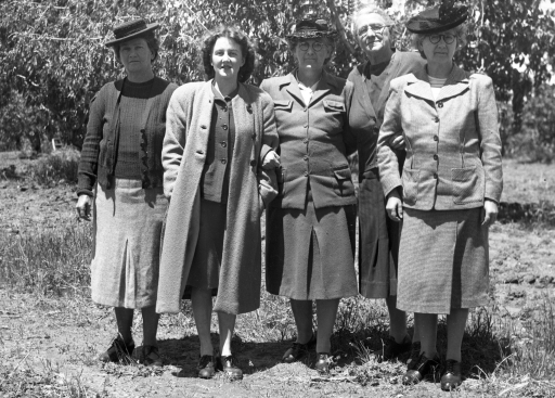 1954 Farrell relatives with Margaret SN BB078.jpg