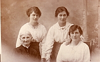 1920 Sarah Fisher and daughters 027.jpg
