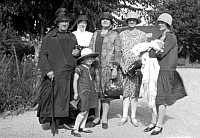 1927 11 05 Gran with relatives.jpg