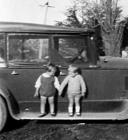 1930 Bob and cousin on car SN BB025.jpg