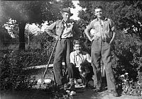 1947 Jim Bob and cousin Terry SN BB068.jpg