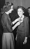 1950 07 Margs 21st Scanned Pictures BB188 Marg 21st Joan pins corsage.jpg