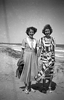 1950 12 Margaret and Joan on holidays SN BB034.jpg