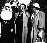 1952 08 Sr Joan, Aunty Kate & Mum  at Perthville017.jpg