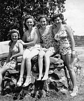 1953 01 Scanned Pictures BB184 Margs friends 1952 incl. Gwen Murray.jpg